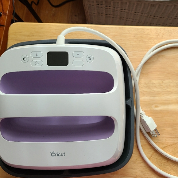 SOLD 9x9 Cricut Easy Press - Picture 1 of 2